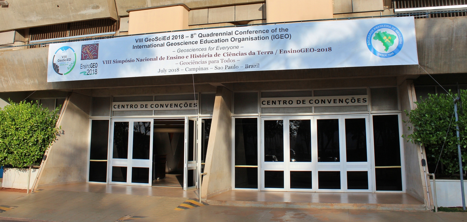 Building entrance with signs overhead that say "Centro de Convenções" and a banner overhead that says "VIII GeoSciEd 2018 - 8th Quadrennial Conference of the International Geoscience Education Organisation (IGEO)